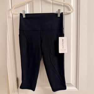 Athleta Black Salutation Stash pocket II Crop Capri Leggings 3/4 size small NWT